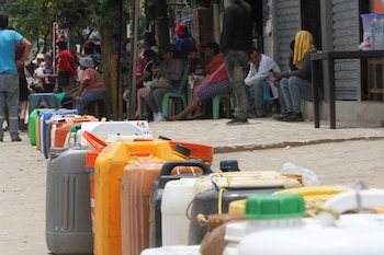 La gente espera en una estación de servicio para cargar combustible en Santa Cruz el 8 de noviembre de 2024. REUTERS/Ipa Ibanez