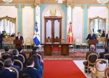 Vietnamese Prime Minister Pham Minh Chinh (standing, left) and President of the Dominican Republic Luis Abinader Corona chair a joint press conference on November 20 morning (local time) after their talks. (Photo: VNA)