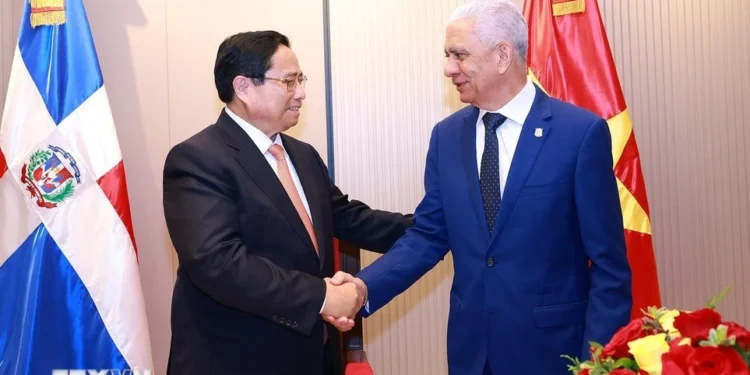 PM Pham Minh Chinh (L) and President of the Dominican Republic’s Senate Ricardo de los Santos Polanco. (Photo: VNA)