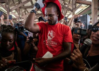 barrages, station-service «pillée», un policier blessé... Nouvelle nuit de violences avant une journée de blocages