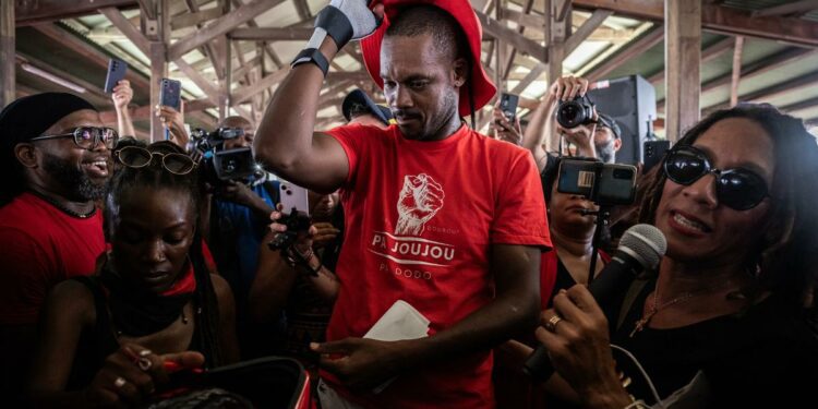 barrages, station-service «pillée», un policier blessé... Nouvelle nuit de violences avant une journée de blocages