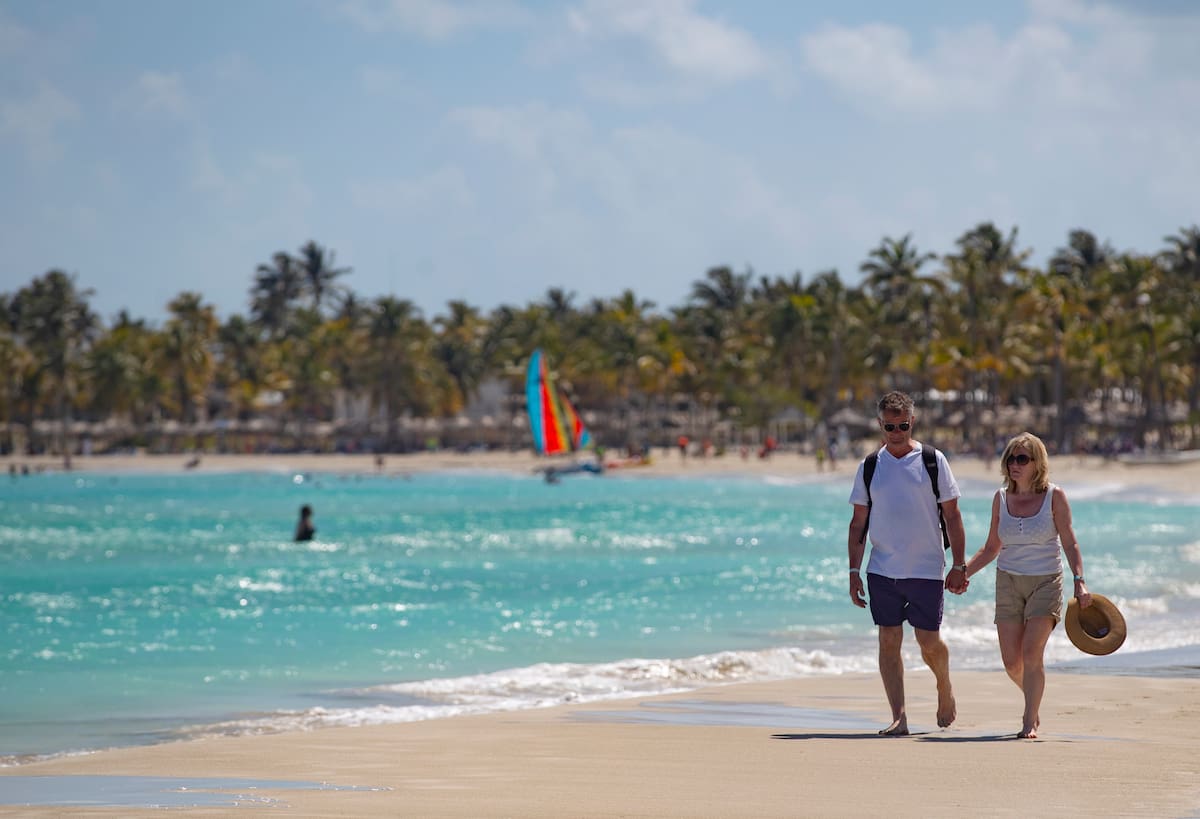 Fotografía de archivo en donde se ven turistas que disfrutan en una playa de la zona de Boulevard Kukulcán, en Cancún (México). EFE / VANGUARDIA