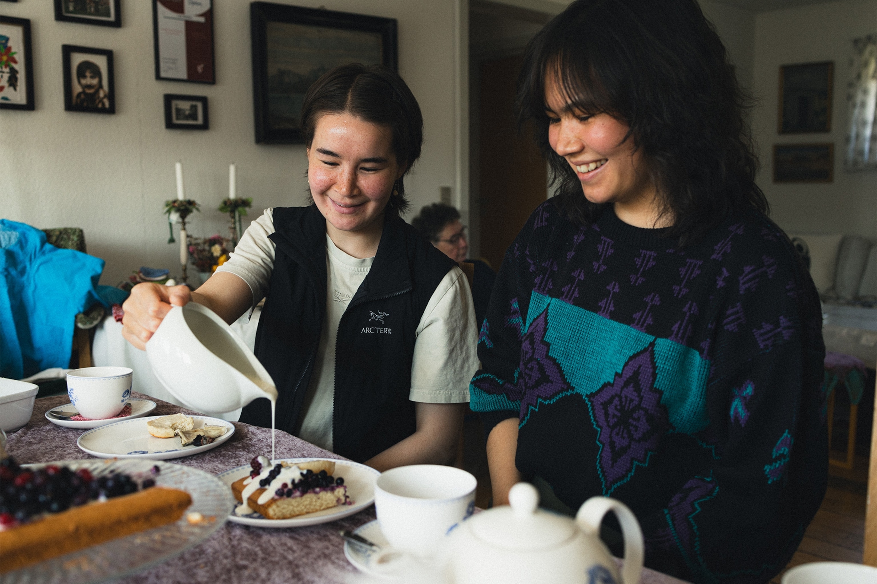 two women enjoying cake