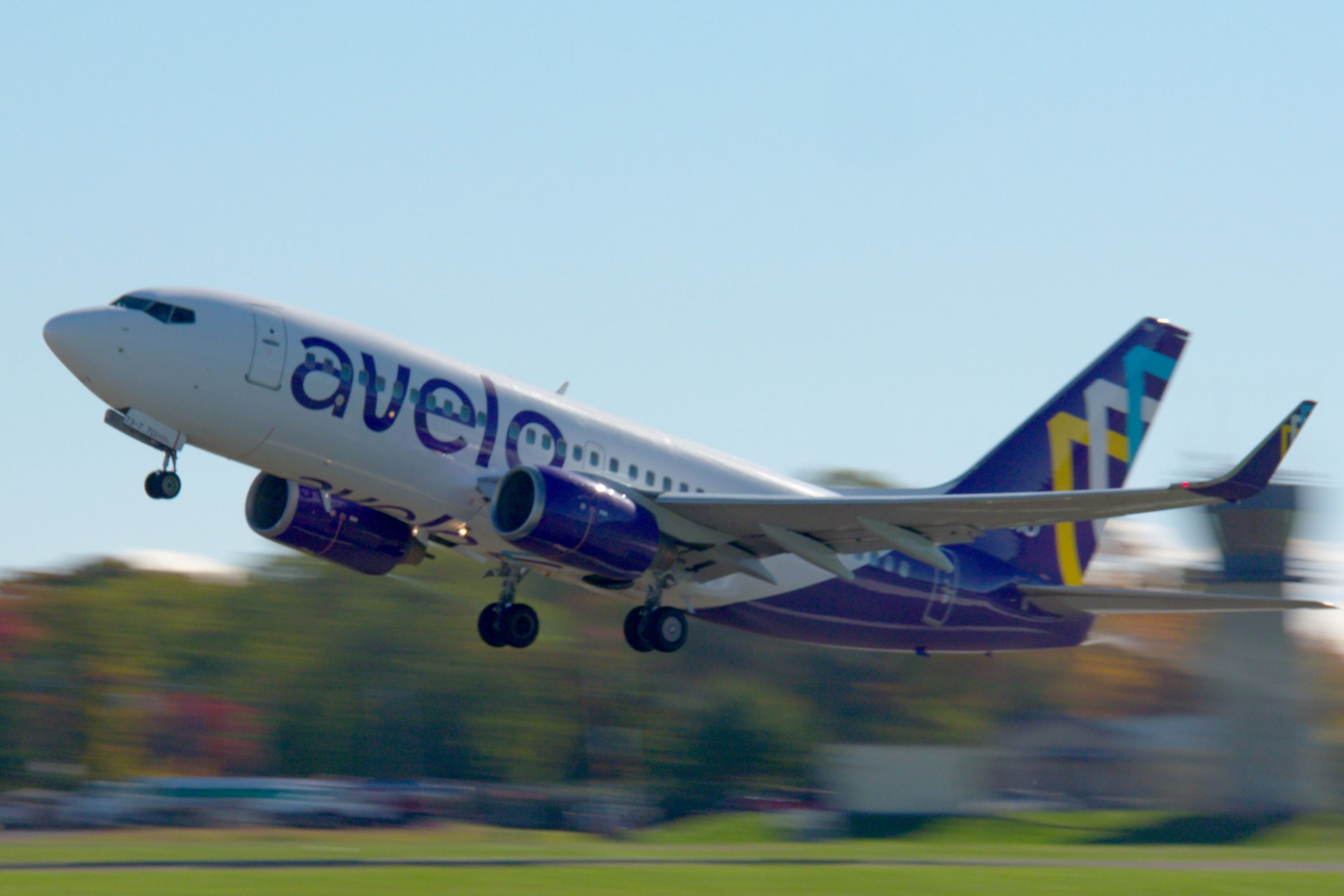 Avelo Boeing 737 Take Off 