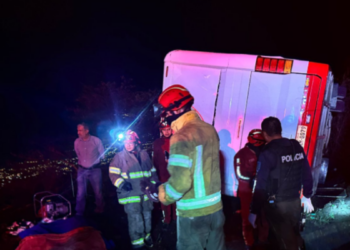 Al menos 16 fallecidos y 8 heridos en choque entre autobús y vehículo en el sur de Ecuador