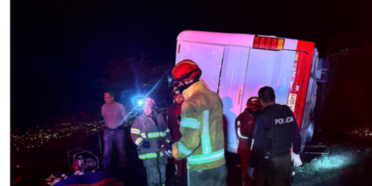 Al menos 16 fallecidos y 8 heridos en choque entre autobús y vehículo en el sur de Ecuador