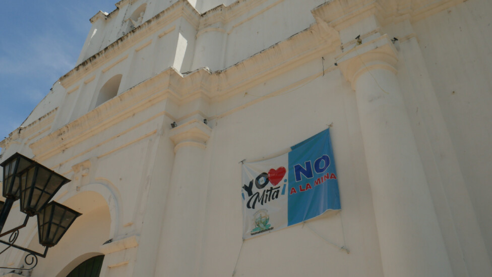 An anti-mining banner at a church in El Salvador. Social mobilisation against mining projects has been key in trying to stop the operations of these consortiums and prevent soil and water contamination in the communities. Credit: Edgardo Ayala / IPS