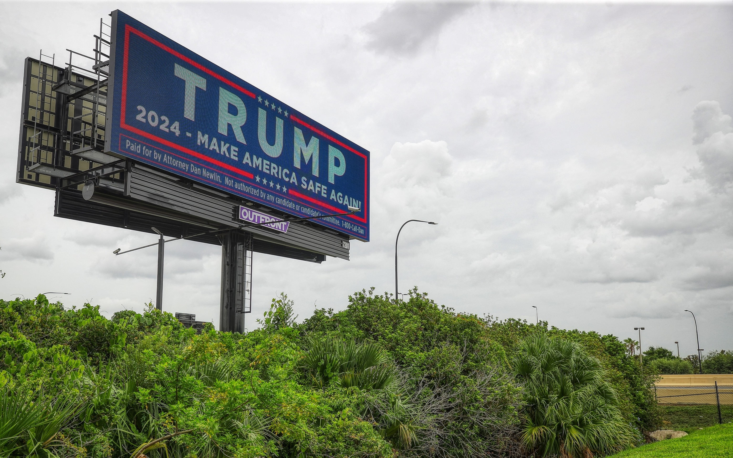 PHOTO: US-NEWS-FLA-TRUMP-BILLBOARDS-OS