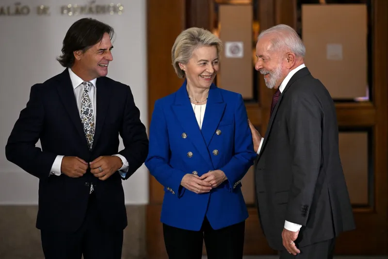 From left to right, Uruguayan President Luis Lacalle Pou, European Commission President Ursula von der Leyen, and Brazilian President Luiz Inacio Lula da Silva chat at the LXV Mercosur Summit in Montevideo on Dec. 6.