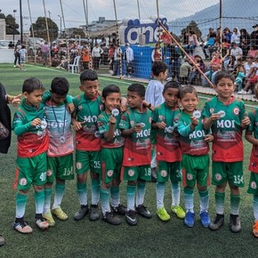 Moisés Caicedo en modo benéfico: empieza su torneo infantil en Santo Domingo