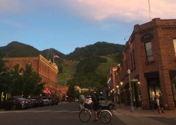 Which Colorado towns made USA Today Readers' Choice top 10 for snow?