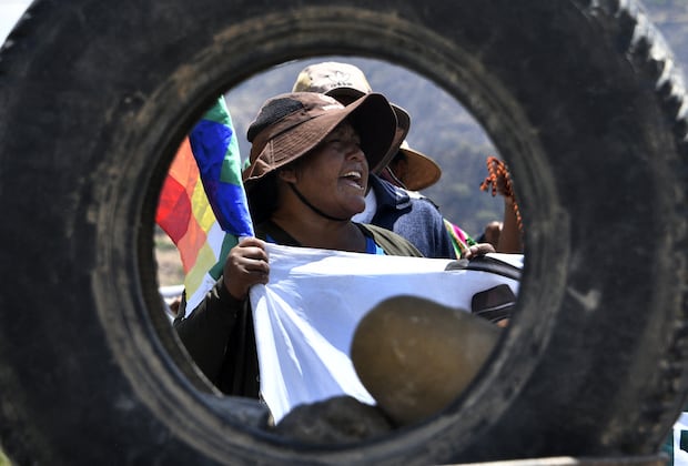 Partidarios de Evo Morales bloquean una carretera a la entrada de la ciudad de Parotani, a 40 kilómetros de Cochabamba, Bolivia, el 29 de octubre de 2024. (Foto de AIZAR RALDES / AFP).