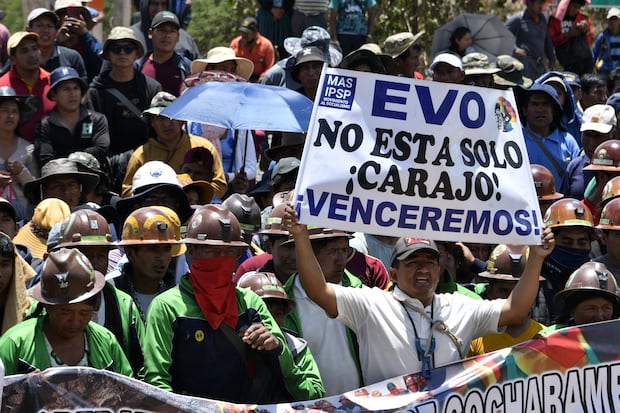 Los partidarios del ex presidente boliviano Evo Morales marchan a lo largo de una carretera bloqueada en Parotani, a 40 kilómetros de Cochabamba, Bolivia, el 29 de octubre de 2024. (Foto de AIZAR RALDES / AFP).