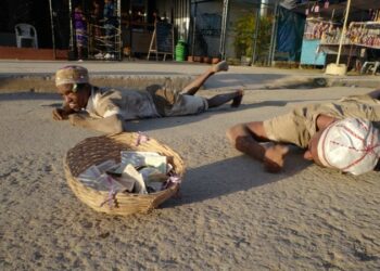 Cubans crawl on rough roads to ask for good fortune