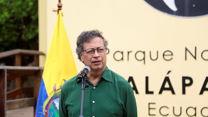 Gustavo Petro en la Isla de Santa Cruz, en Ecuador, el 15 de diciembre pasado. 