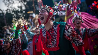 Varios artistas desfilan en una comparsa durante la reapertura del Parque Nacional en Bogotá, el 16 de diciembre de 2024.