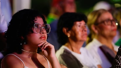 Habitantes de Aracataca durante estreno de la serie Cien años de Soledad, el 11 de diciembre en Magdalena, Colombia.