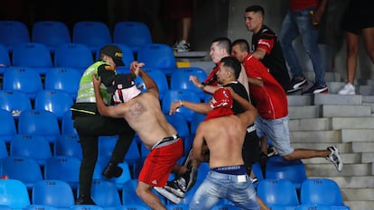 Aficionados del América agreden a un policía durante unos disturbios en el partido de vuelta de la final de Copa Colombia entre América y Atlético Nacional