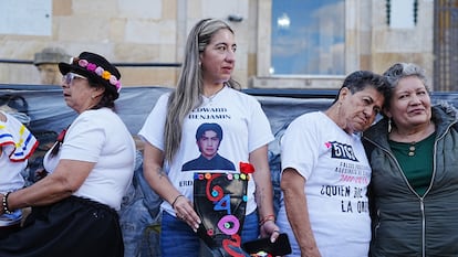 Protesta contra el retiro de un homenaje a los falsos positivos en Bogotá, Colombia, el 17 de noviembre.