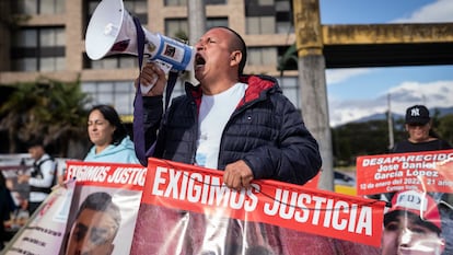 Familiares de personas desaparecidas protestan en Bogotá, en agosto de 2024.