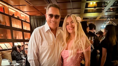 Tito Nieves y Karol G en el bar Povenza, en Medellín, en diciembre de 2024.