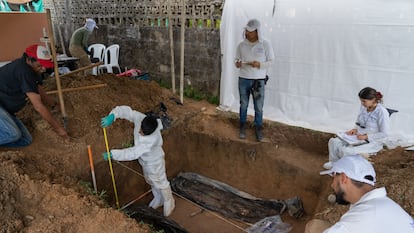 Exhumación de cuerpos en el cementerio de Puerto López, Meta, el 7 de diciembre de 2022