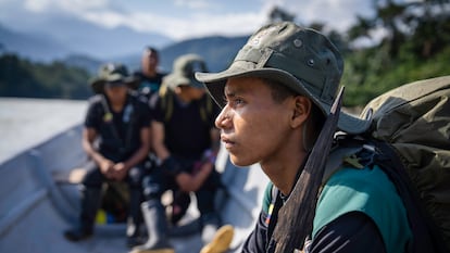 Un joven de la comunidad de Sinangoe, en Ecuador,