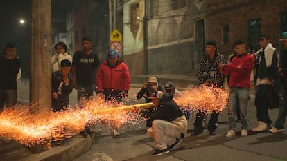 Jóvenes lanzan atacan con pólvora a sus contrincantes en La Perseverancia, en Bogotá.