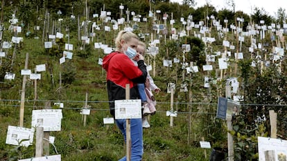 Una mujer y su hija visitan un memorial para las víctimas del coronavirus a las afueras de Bogotá, Colombia