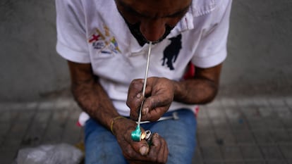 Un hombre fuma crack dentro de Cracolândia, en el centro de São Paulo, Brasil, en diciembre de 2022.