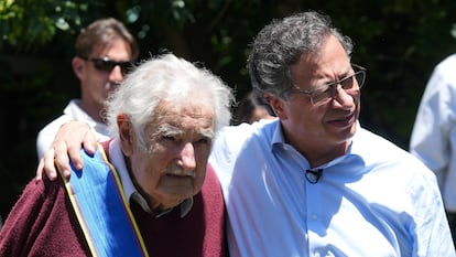 El presidente de Colombia, Gustavo Petro, condecora al expresidente de Uruguay, José 'Pepe' Mujica, en Montevideo, el 5 de diciembre de 2024.