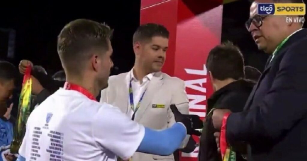 Escándalo en Bolivia: le niegan el saludo a Patito Rodríguez en plena entrega de medallas :: Olé