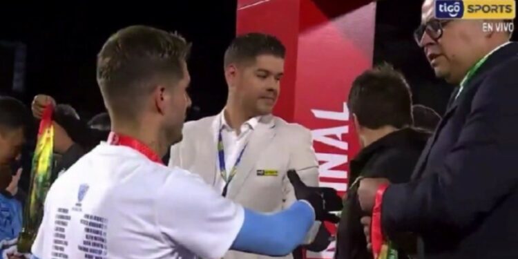 Escándalo en Bolivia: le niegan el saludo a Patito Rodríguez en plena entrega de medallas :: Olé