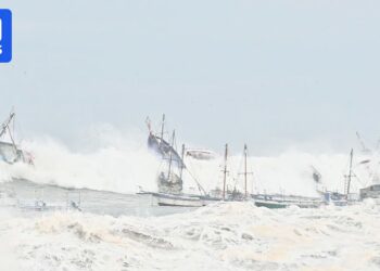 Two dead, nearly all ports closed as 4m-high waves batter Ecuador and Peru