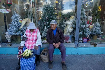 Una pareja que vende mazorcas