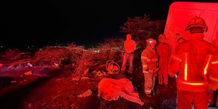 Accidente vial en Ecuador deja al menos 16 muertos y 8 heridos