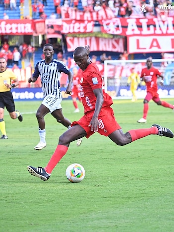 Adrián Ramos fue titular en la victoria contra Junior - crédito @AmericadeCali/X