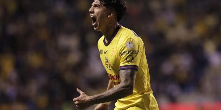 Kevin Álvarez celebrating a goal during the match between the Águilas del América and the Rayados del Monterrey, corresponding to the final of the first leg of the Apertura 2024 tournament of the BBVA MX League, held at the Cuauhtémoc Stadium.