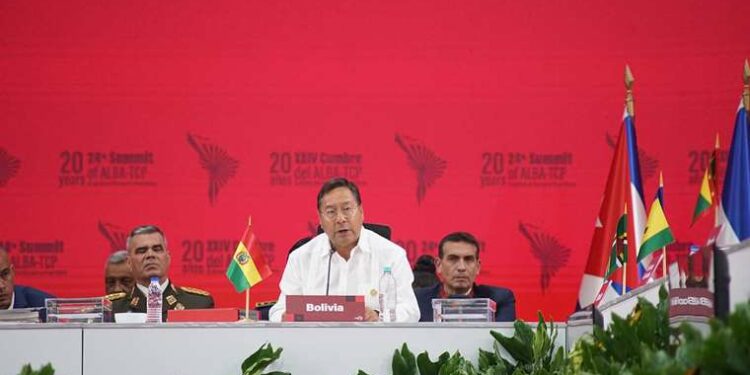 Arce denuncia “guerra híbrida” en Bolivia, así como asedio a su gobierno