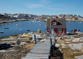 As Greenland’s Ice Sheet Melts, an Island Town Rises