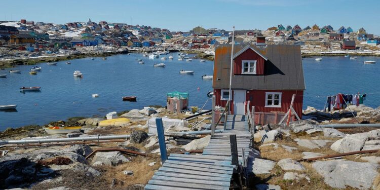 As Greenland’s Ice Sheet Melts, an Island Town Rises