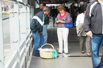 Vendedores informales en Transmilenio. Esta modalidad de comercio resulta ser de la más abundante forma de trabajo no regulado - crédito Ipes