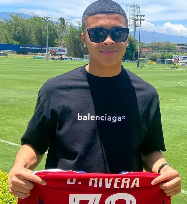 Damián Rivera con la camiseta de Costa Rica.