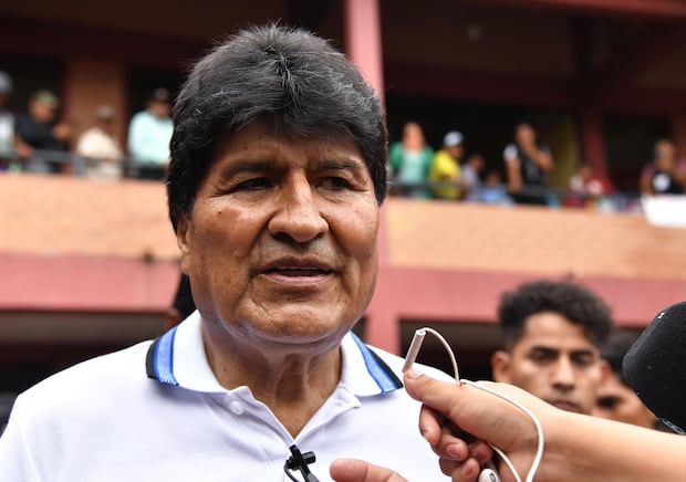 Evo Morales en una imagen del 15 de diciembre luego de emitir su voto durante los comicios electorales judiciales en Cochabamba. (EFE/ Jorge Ábrego).