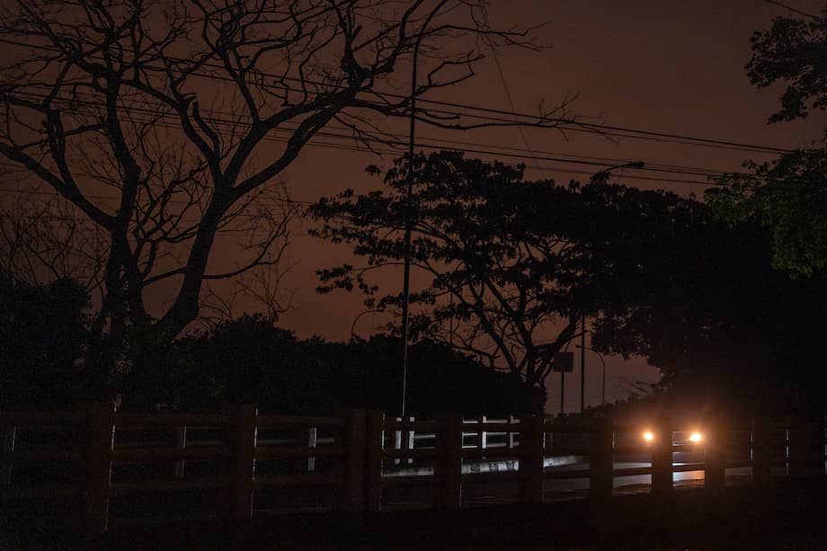 Fotografía de un sector sin luz en Guayaquil (Ecuador). 