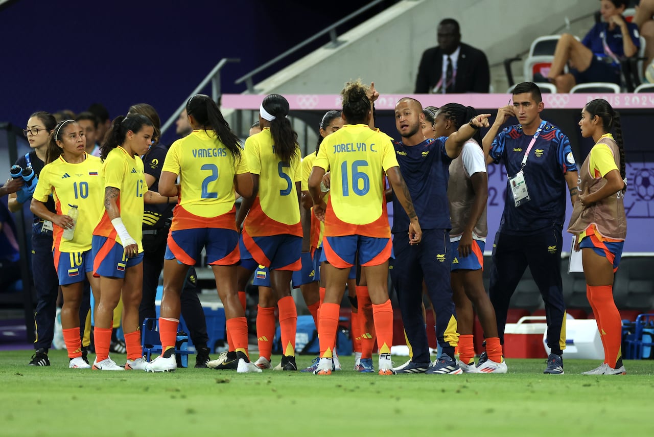 Angelo Marsiglia, Entrenador del Equipo de Colombia habla con sus jugadoras en una pausa de enfriamiento durante el partido del grupo A Femenino entre Colombia y Canadá durante los Juegos Olímpicos de París 2024 en el Stade de Nice el 31 de julio de 2024 en Niza, Francia.