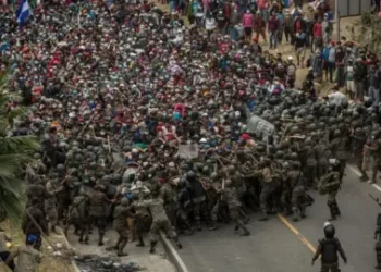 EPA Several Guatemalan soldiers clash with Honduran migrants at a police control in the city of Chiquimula, Guatemala