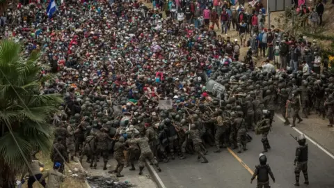 EPA Several Guatemalan soldiers clash with Honduran migrants at a police control in the city of Chiquimula, Guatemala