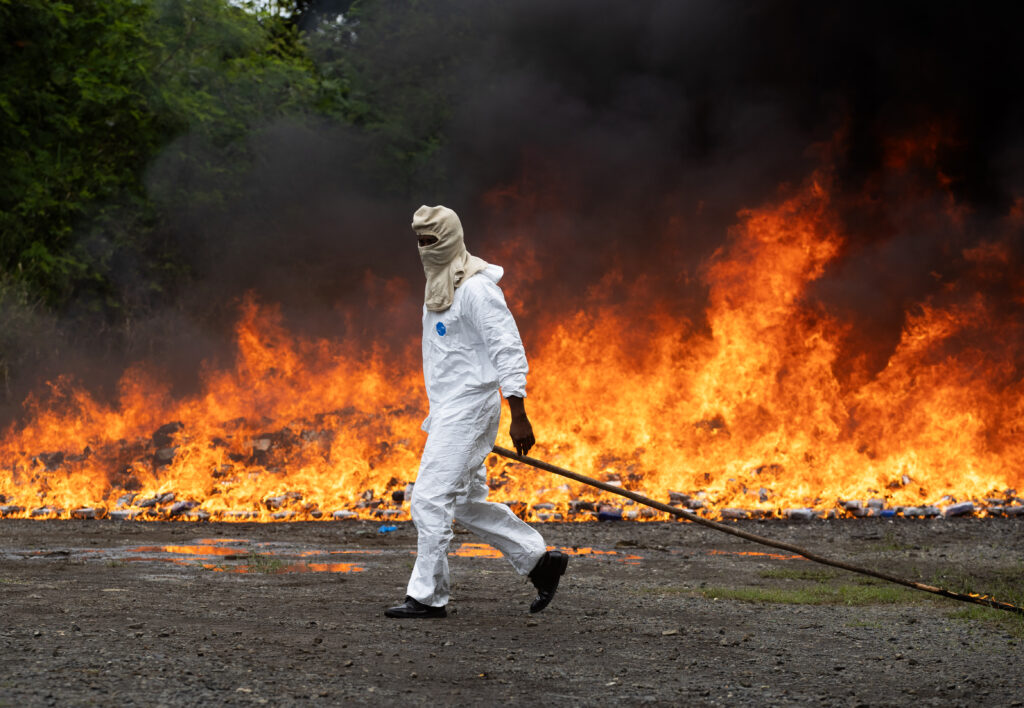 El lunes 9 de diciembre las autoridades dominicanas incineraron las 9.8 toneladas de cocaína incautadas. (Foto Prensa Libre: EFE/Orlando Barría)