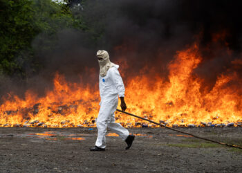 El lunes 9 de diciembre las autoridades dominicanas incineraron las 9.8 toneladas de cocaína incautadas. (Foto Prensa Libre: EFE/Orlando Barría)